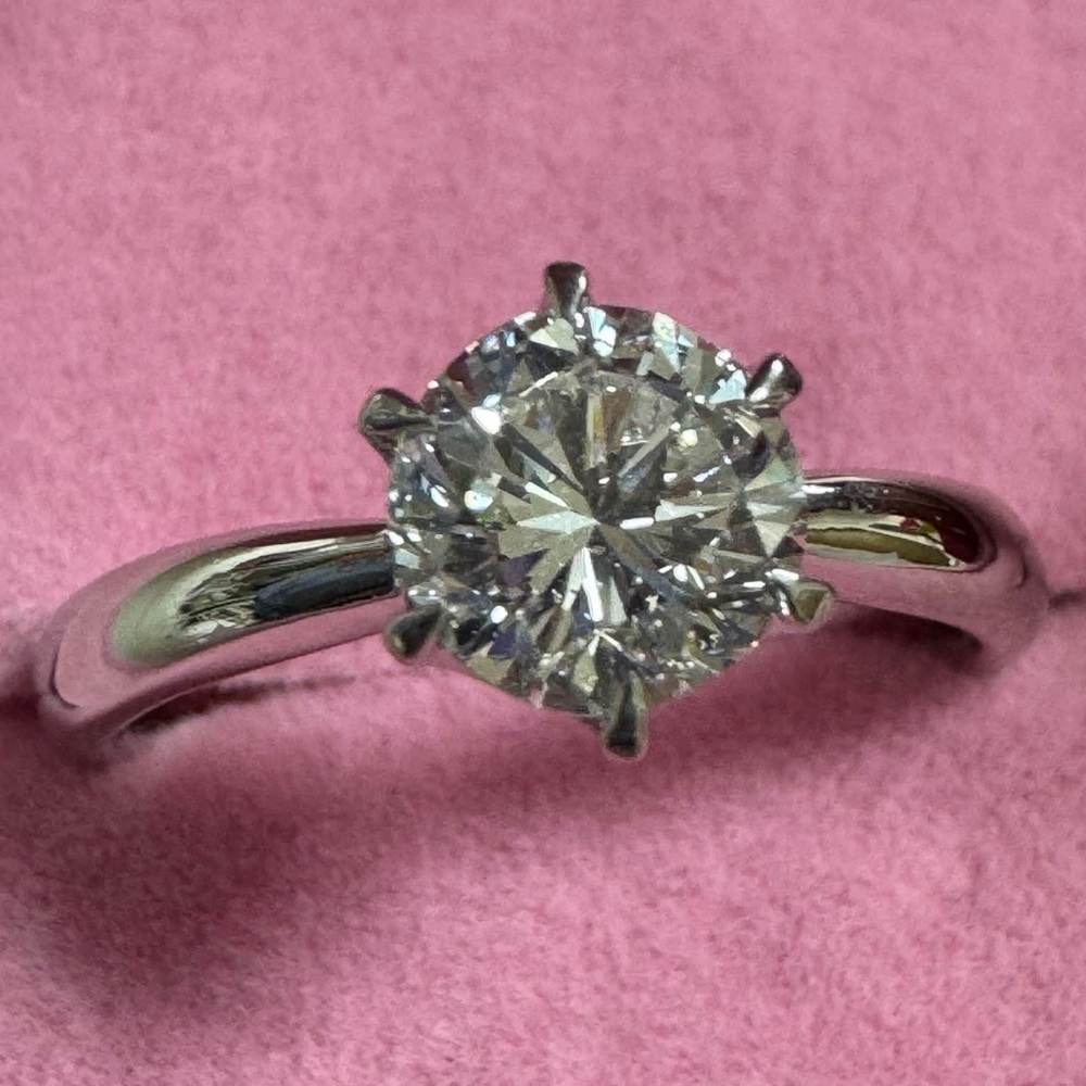 Dazzling platinum 1.007 ct solitaire natural diamond ring